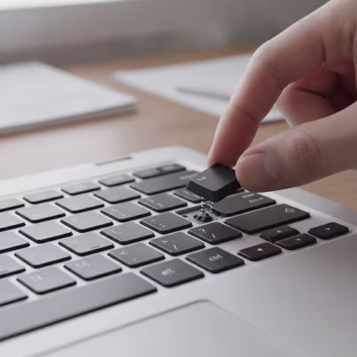 Identifica: paso del proceso de reparación del teclado de un ordenador portátil