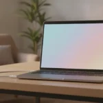 Portátil cargando con el cable conectado sobre un escritorio
