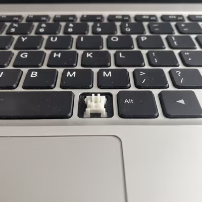Clip tijera: causa habitual en reparación del teclado de un ordenador portátil